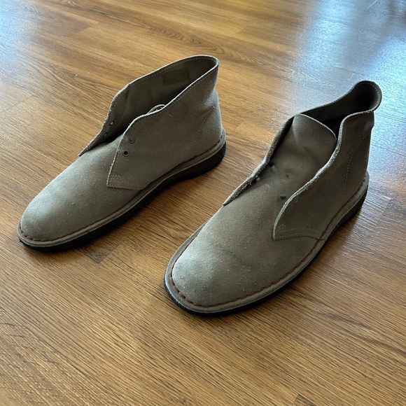 Mens size 9 Clarks desert boots. - Picture 2 of 12